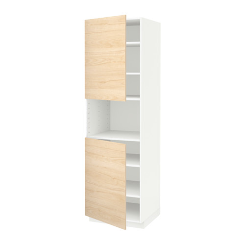 Un mueble de cocina METOD blanco con puertas de madera de fresno claro, alineadas verticalmente con dos estantes ajustables.
