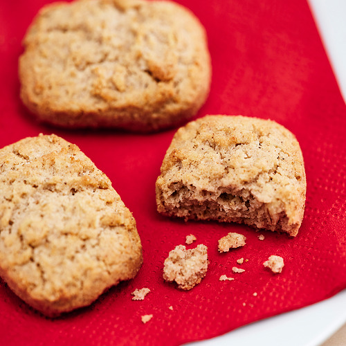 Tres galletas KAFFEREP en material rojo, una parcialmente comida, con textura de canela y avena.
