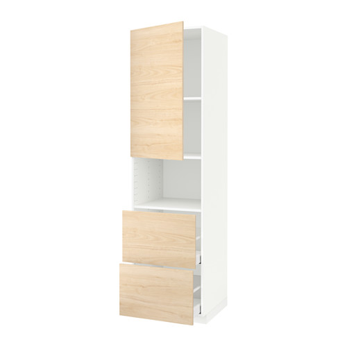 Un mueble de cocina vertical METOD blanco con cajones y puertas de fresno claro, con un diseño moderno y minimalista.