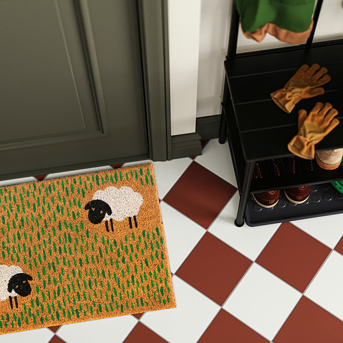 Felpudo LÖGE jugueton, encaja bien junto a un zapatero, situado cerca del armario verde.