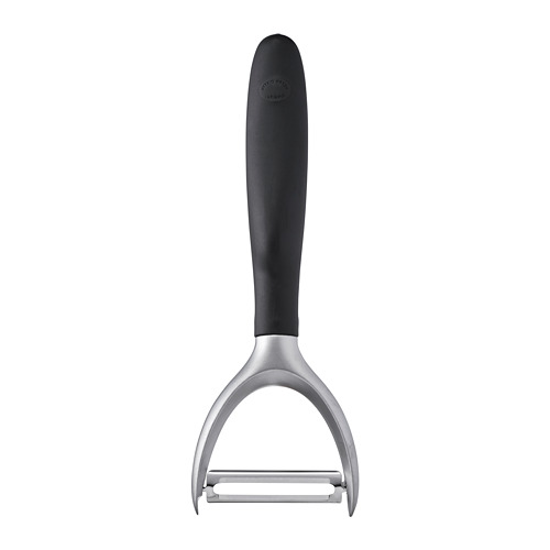Pelador de ikea negro con hoja plateada y mango ergonómico.
