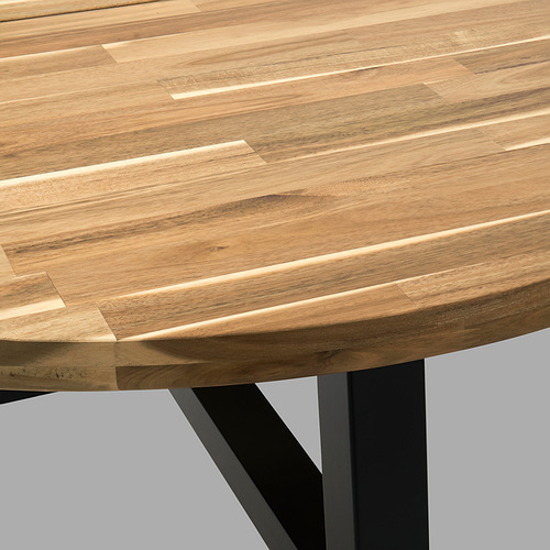 Primer plano de la tapa de madera de acacia duradera de las mesas SKOGSTA, que muestra su rica veta y su acabado suave.