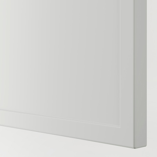 Primer plano de un elegante panel de cubierta de gabinete de cocina gris claro con marco delgado y nítido, acabado sin costuras.