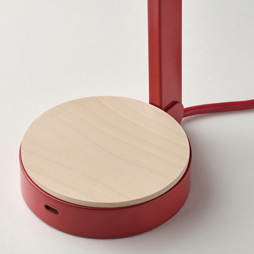 Moderna lámpara de escritorio roja con base de madera, puerto usb-c, diseño elegante, materiales de alta calidad.