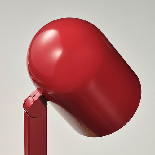 Lámpara de escritorio moderna de color rojo con pantalla lisa y redondeada. Diseño delgado y limpio con acabado brillante. Ajustable para una iluminación perfecta.