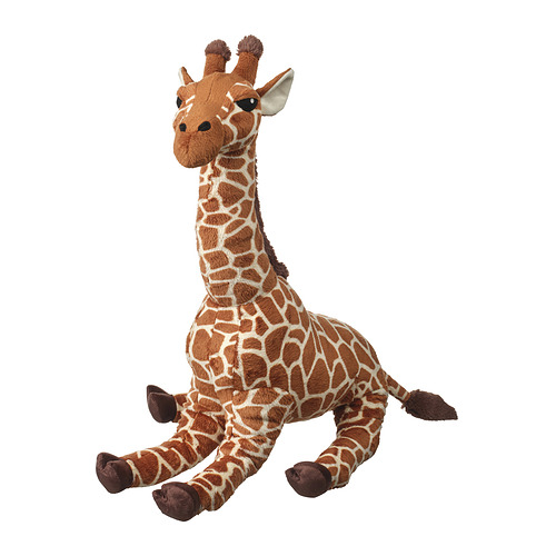 Una jirafa de peluche de juguete marrón y blanco llamada SANDLÖPARE, acostada, con manchas y patas realistas.