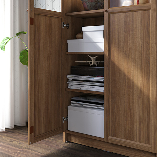 Armario de madera con estantes ajustables, cajas de almacenamiento y libros.