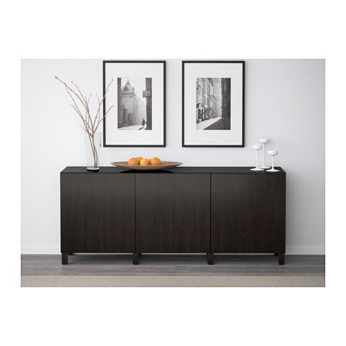 Aparador de madera con tapa de cristal, fotos, decoración, puertas de cierre suave, patas elevadas.