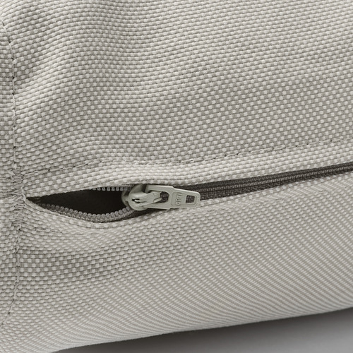 Primer plano de la cremallera en la funda de cojín exterior duradera y texturizada.