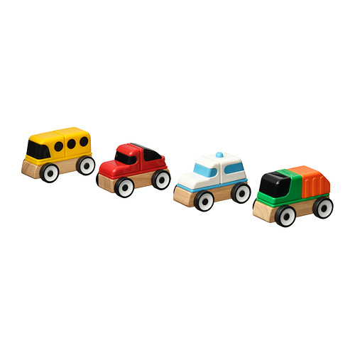 Cuatro coloridos vehículos de juguete de madera, incluido un autobús amarillo, un automóvil rojo, un automóvil de policía azul y blanco y un camión de basura verde, dispuestos en fila.
