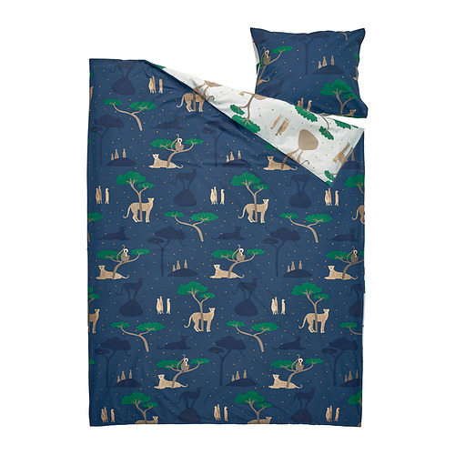 Juego de fundas nórdicas SANDLÖPARE con motivos de guepardo; color azul marino; algodón y viscosa; con escenas diurnas y nocturnas.