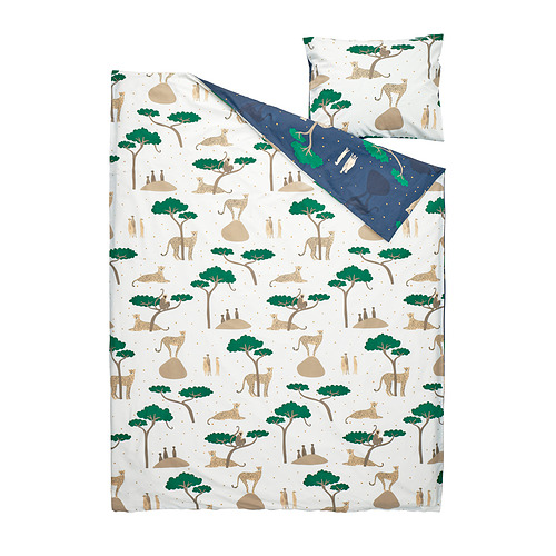 Juego de edredón y almohada con temática de safari, con guepardos, árboles y escenas de sabana. Colores contrastantes y patrones divertidos.