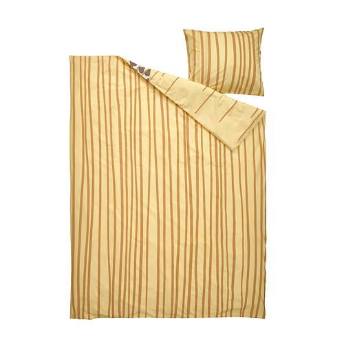 Un juego de edredón de rayas amarillas con una almohada a juego para la cama de un niño.