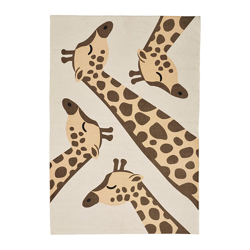 Una alfombra SANDLÖPARE, con divertidos diseños de jirafas en marrón y beige sobre un fondo claro, hecha de algodón reciclado.