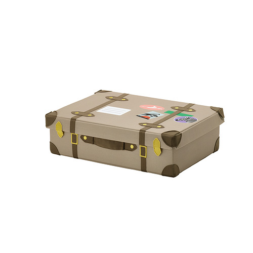 Baúl de viaje beige con correas marrones, hebillas amarillas y pegatinas de colores. Perfecto para el almacenamiento y las aventuras lúdicas.