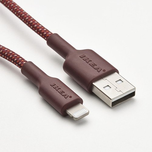 Cable de carga duradero con conector flexible y textiles tejidos.