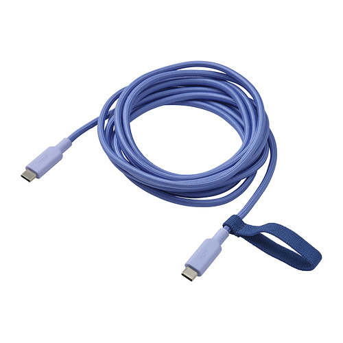 Un cable usb-c LILLHULT azul en espiral, de 3 metros de largo, con conectores de goma y una superficie textil. Es una banda elástica azul adjunta para la organización.
