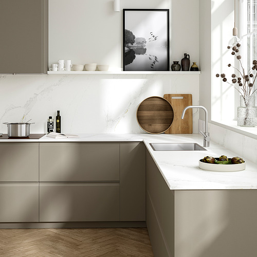 Mostrador de cuarzo con frutas, botellas, decoración. Espacioso.