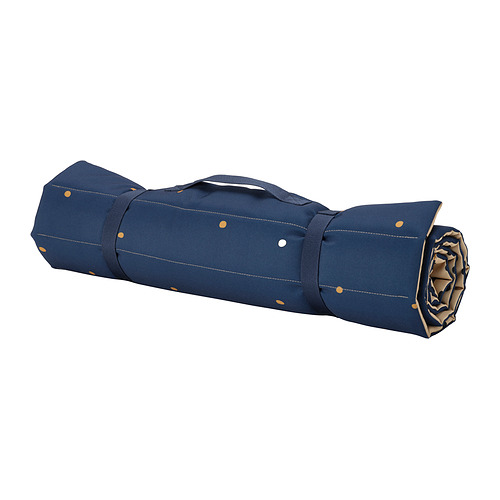 Alfombrilla azul enrollada con asas, patrón de puntos dorados, materiales reciclados. Perfecto para que los niños jueguen y viajen.
