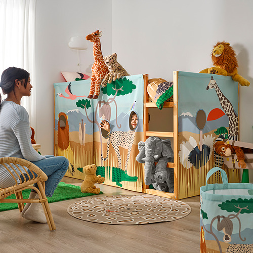 Niño con cama KURA de sabana, cortina de juego.