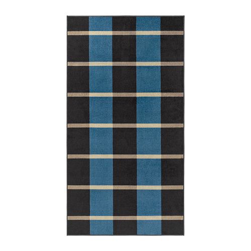 La alfombra ARBETSZON en azul y gris oscuro con rayas beige, forma rectangular y diseño a cuadros.