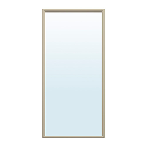 Espejo de pared rectangular con marco plateado. Muestra un diseño minimalista y moderno.