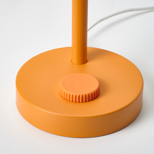 Lámpara moderna naranja con base elegante y cuello ajustable.