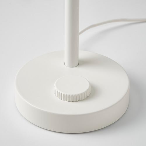 Primer plano de la base moderna de lámpara blanca, diseño elegante, complexión sólida.