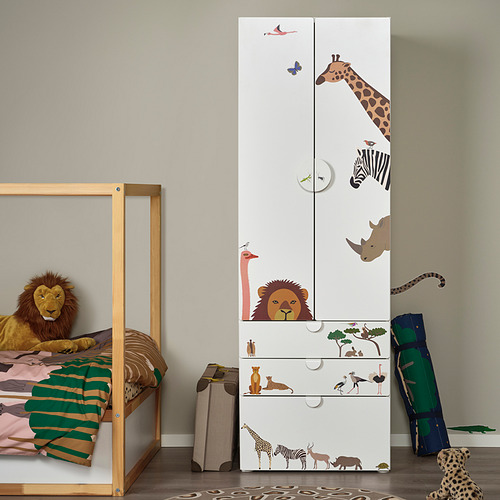 Habitación infantil con decoración de temática safari: calcomanías de jirafa y cebra, peluche de león en cama de madera.