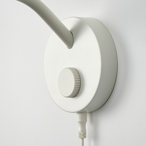 Una lámpara blanca minimalista montada en la pared con brazo ajustable y pantalla redonda.