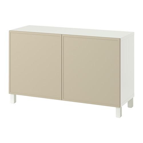 Un aparador blanco BESTÅ con puertas beige, forma rectangular y patas de madera.