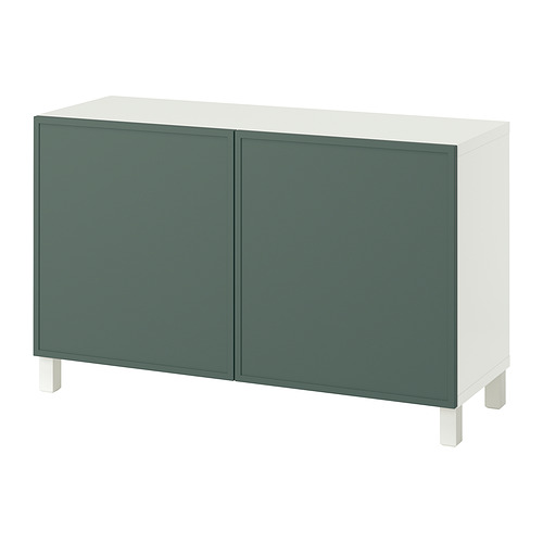Un aparador BESTÅ de ikea en verde y blanco con dos puertas y patas cuadradas.