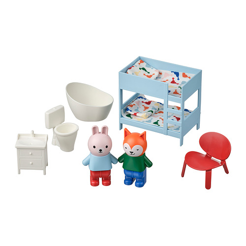 Juego de habitación infantil en miniatura con literas azules, silla roja, figuras de juguete y juguetes blancos, adecuado para espacios de juego pequeños.
