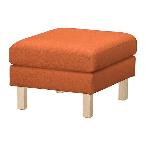 Ottoman naranja brillante, cuadrado con patas de madera clara. Diseño moderno, tela suave.