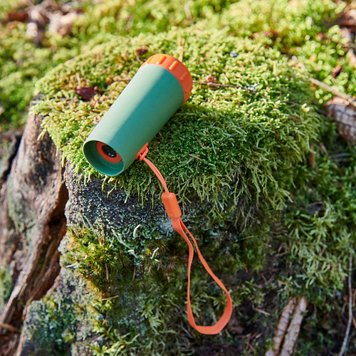 Tronco musgoso con telescopio verde, correa naranja. Juguete de exploración de la naturaleza. Duradero, colorido.