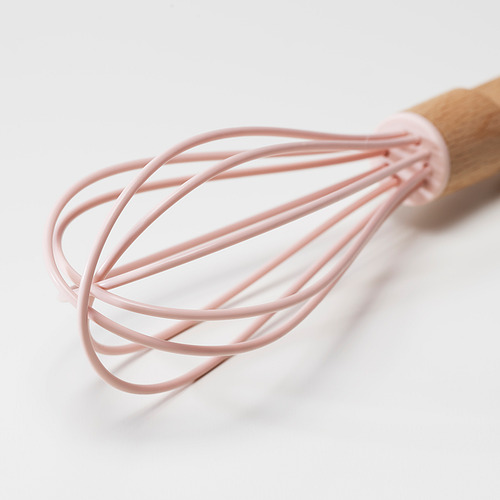 Esta imagen es un batidor de cocina de alta calidad con cabeza de silicona rosa claro y un mango de madera. El diseño garantiza durabilidad y facilidad de uso.