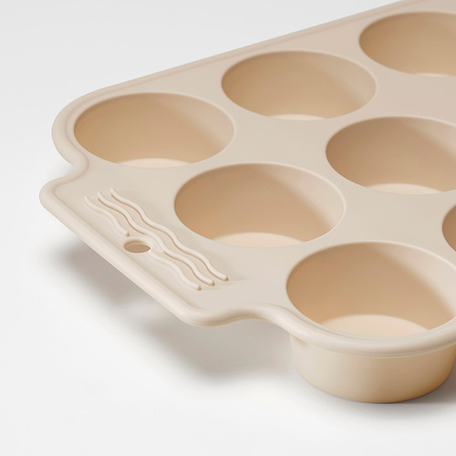 Molde para muffins de silicona beige, 12 tazas, textura suave, fácil liberación, asas flexibles.
