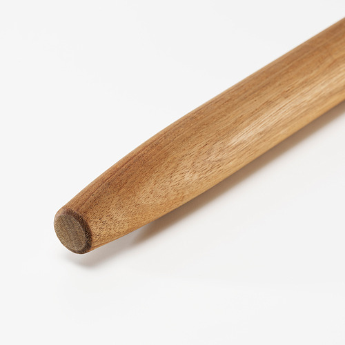 Rodillo de madera lisa, elaborado en madera de acacia pulida, mostrado en primer plano, destacando su acabado natural y construcción robusta.