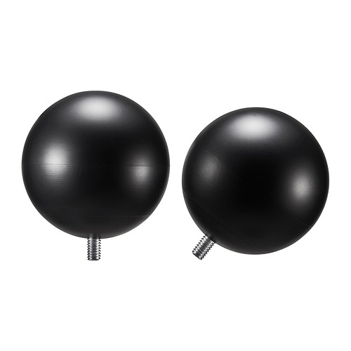 Dos remates VÄSENTLIG negros y esféricos hechos de plástico reciclado con acabado mate y tornillos metálicos.