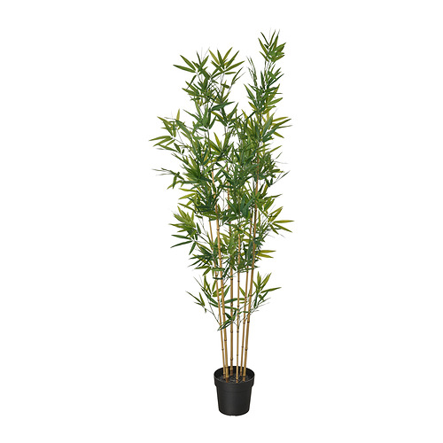 Planta de bambú artificial, verde, en maceta negra, materiales plásticos reciclados, diseño vertical y esbelto.