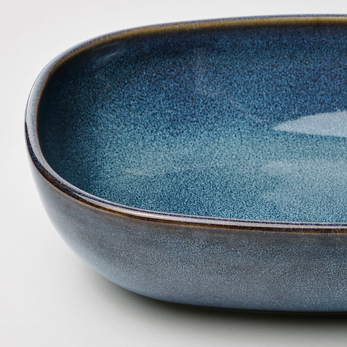 Cuenco esmaltado artesanal, de color azul profundo con borde dorado brillante, robusto pero elegante.