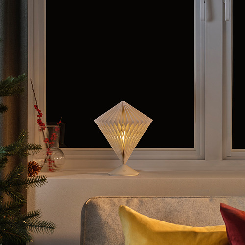 Lámpara STRÅLA: forma de diamante blanco, brillo suave, encaja en el alféizar de la ventana.