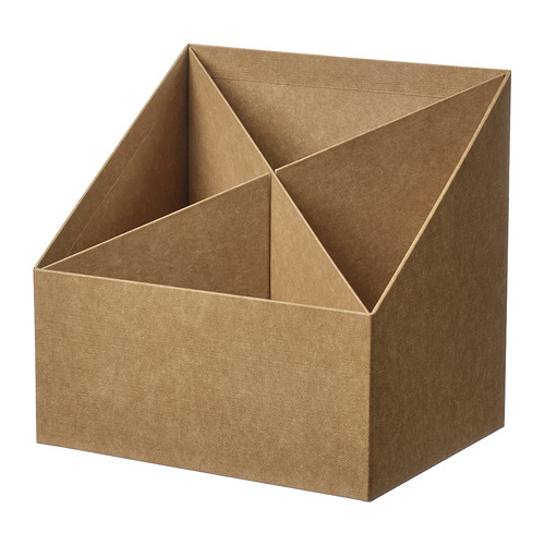 Una caja de cartón marrón GÄRDESGÅRD con tres compartimentos. Tiene forma cuadrada y está bien ensamblada.