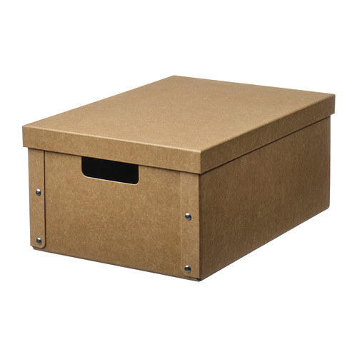 Una caja de cartón GÄRDESGÅRD de ikea en color marrón, con tapa y asa, ideal para organizar los objetos.