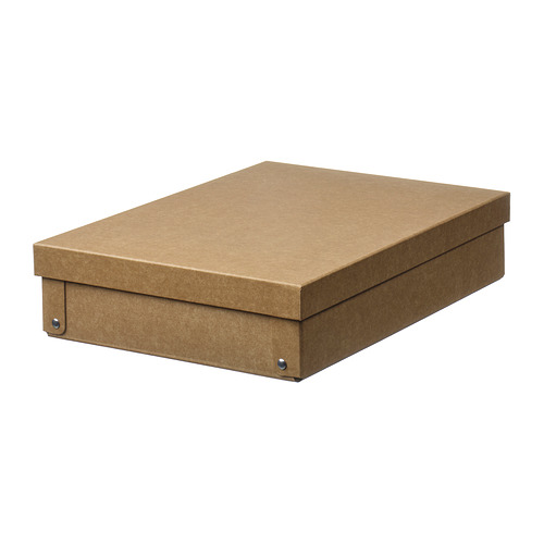 Una caja de cartón GÄRDESGÅRD rectangular marrón con tapa y cierres metálicos.
