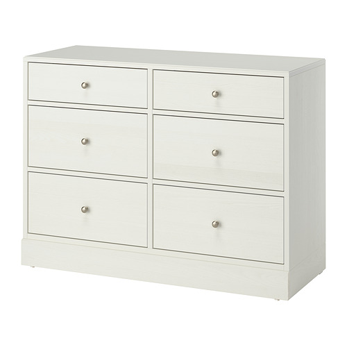 Una cómoda blanca HAVSTA con seis cajones, hecha de pino macizo y pino pintado. Tiene un diseño sencillo, limpio y apto para cualquier habitación.