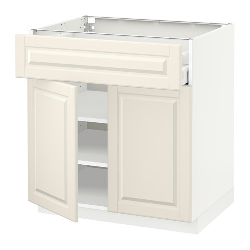 Un mueble de cocina METOD blanco con dos puertas abiertas y un estante ajustable. El mueble tiene un diseño clásico con bordes biselados.