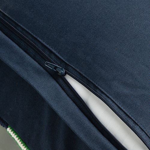 Primer plano de la funda del cojín con detalle de cremallera oculta.