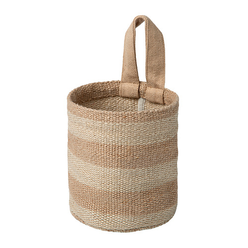 Cesta cilíndrica de yute beige con asa de lazo para colgar o transportar.