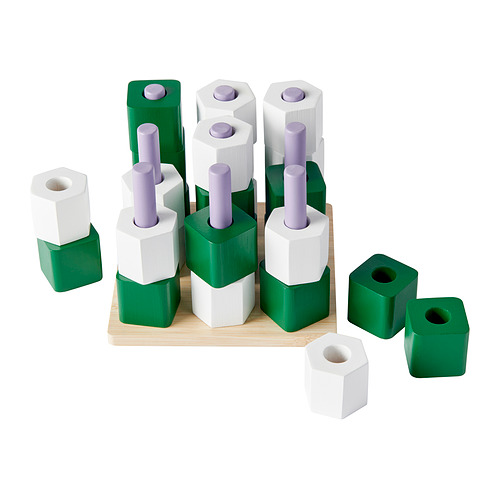 Juego de juguetes GREJSIMOJS: bloques y palos de bambú y termoplástico verdes, blancos y morados, apilados y dispuestos sobre una base de madera.
